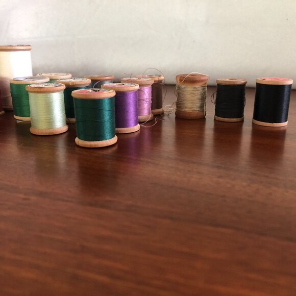 Vintage lot of 25 wooden spools of thread - Picture 2 of 8